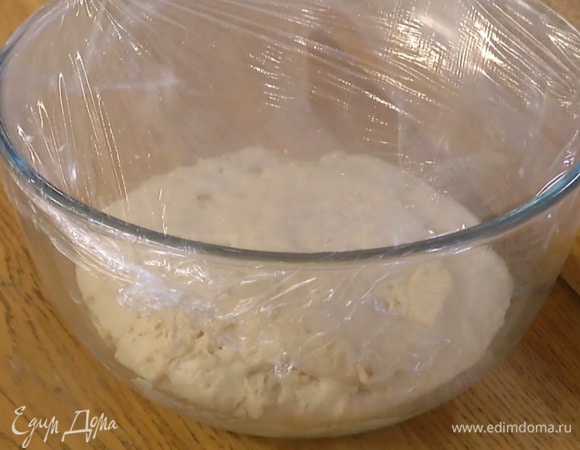 Муку просеять в глубокую миску, влить молоко с дрожжами и замесить опару лопаткой, затем затянуть миску с опарой пищевой пленкой и отправить в теплое место без сквозняков на час.