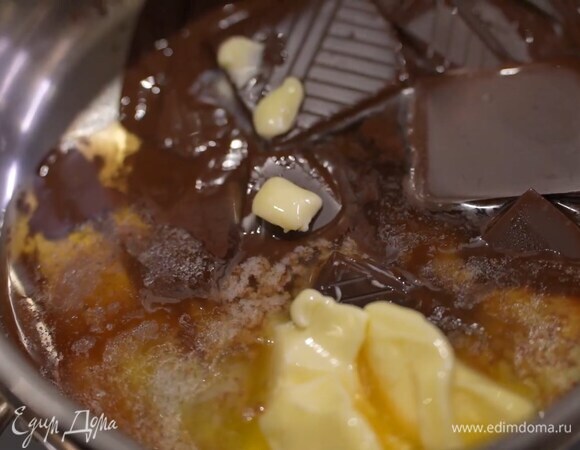 Шоколад и 100 г сливочного масла растопить на водяной бане, затем дать слегка остыть.