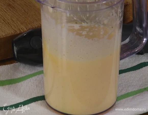 Яйца, сахар, ванильный экстракт и щепотку соли взбить блендером с насадкой-венчиком в пышную массу.