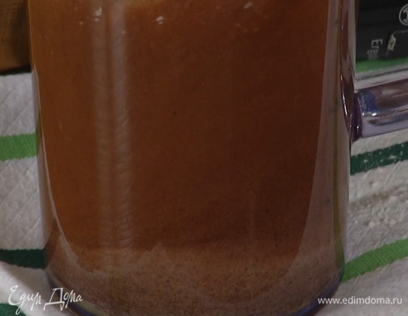 Растопленный шоколад добавить в яичную массу, все вымешать венчиком, затем небольшими порциями всыпать муку, каждый раз перемешивая венчиком.