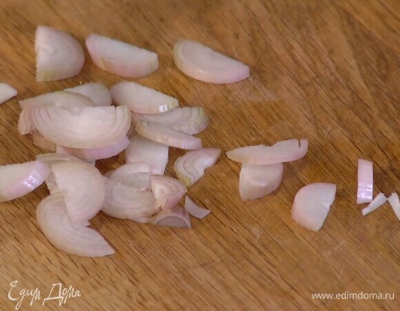 Шалот и чеснок почистить и мелко порезать.