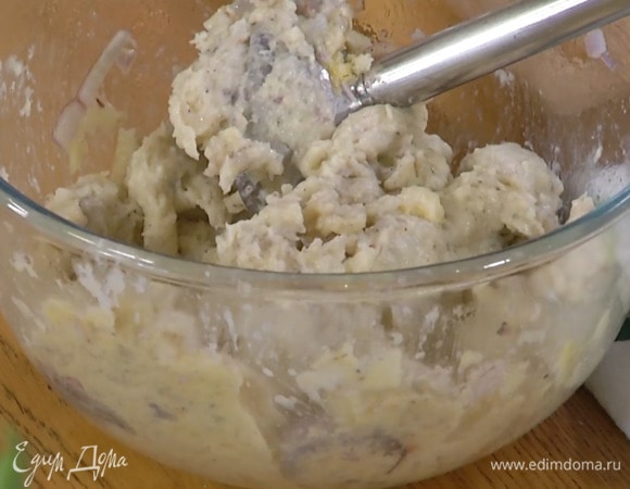 Креветки выложить в глубокую миску, добавить хлеб, шалот, чеснок и одно яйцо, посолить, поперчить, добавить мускатный орех, молотый чили, влить 2 ст. ложки растительного масла и взбить все погружным блендером.