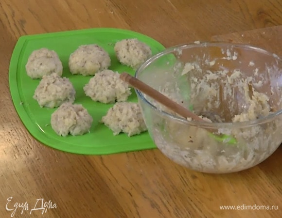 Сформировать из фарша небольшие котлетки и отправить в морозильник на 15–20 минут.