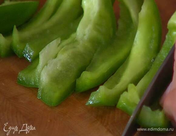 Сладкий перец, удалив плодоножку с семенами, крупно порезать.