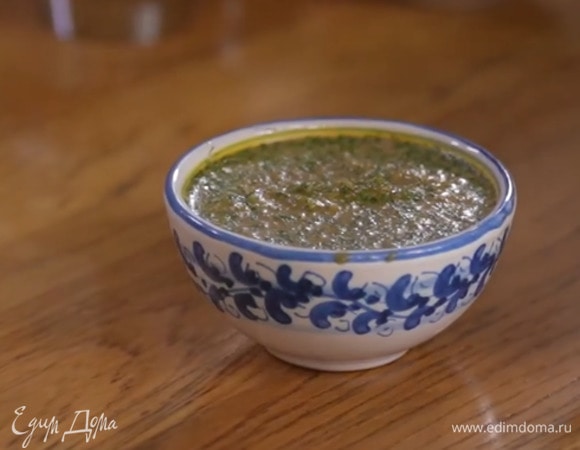 Приготовить соус: в чашу блендера выложить нарезанные овощи и зелень, посолить, добавить молотый кориандр, соевый и вустерширский соус, бальзамический уксус, выжать сок из половинки лайма, влить оливковое масло и все взбить.