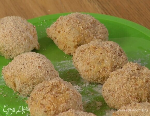 Охлажденные котлеты обвалять в муке, затем обмакнуть в яйцо и обвалять в панировочных сухарях.