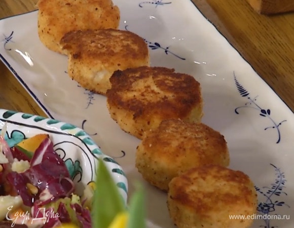 Разогреть в сковороде оставшееся растительное масло и пожарить котлеты до готовности, затем выложить на бумажное полотенце, чтобы удалить излишки жира, и подавать с зеленым соусом.