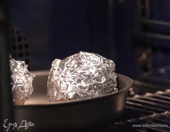 Свеклу завернуть в фольгу, выложить в небольшой противень и запекать в разогретой духовке.