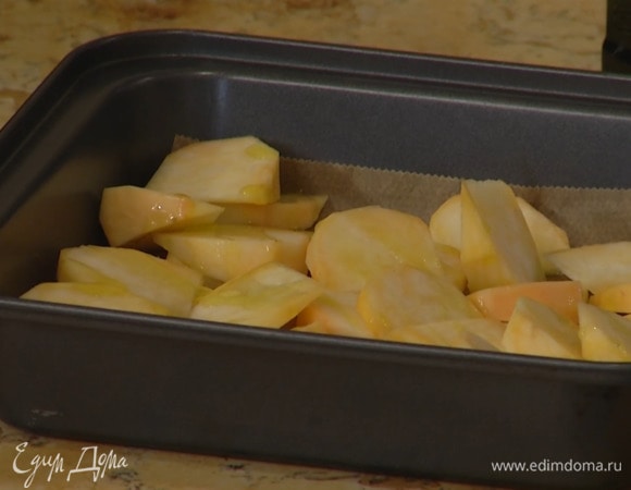 Репу почистить, нарезать небольшими кусочками и выложить в выстеленный бумагой для выпечки противень, слегка сбрызнуть оливковым маслом, посолить, поперчить, отправить в духовку к свекле и запекать все до готовности. Запеченную свеклу почистить и нарезать дольками.