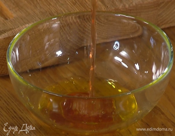 Приготовить заправку: оливковое масло перемешать с уксусом красного вина.