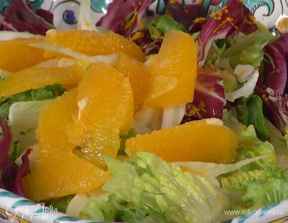 В глубокое блюдо выложить фенхель, листья салата и посыпать цедрой, добавить мякоть апельсина с соком, зелень фенхеля, свеклу и репу, полить все заправкой, посолить, поперчить, посыпать порванными руками листьями базилика и перемешать.