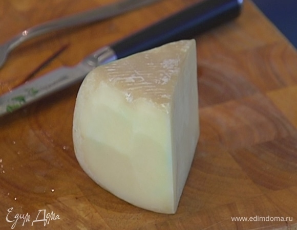 Сыр нарезать хлопьями, можно воспользоваться овощечисткой.