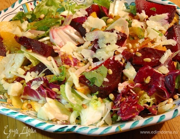 Посыпать салат орехами и сыром, сбрызнуть оставшимся оливковым маслом.