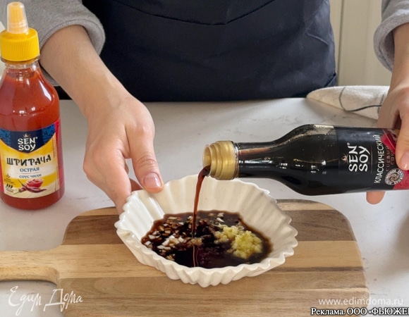 Очистите чеснок и имбирь. Натрите на мелкой терке. Для маринада смешайте чеснок и имбирь с соевым соусом Sen Soy «Классический»  и коричневым сахаром. 