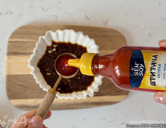 Добавьте соус «Шрирача» Sen Soy по вкусу.