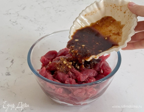 Залейте мясо маринадом и все перемешайте. Накройте емкость пищевой пленкой и оставьте говядину на 2 часа.