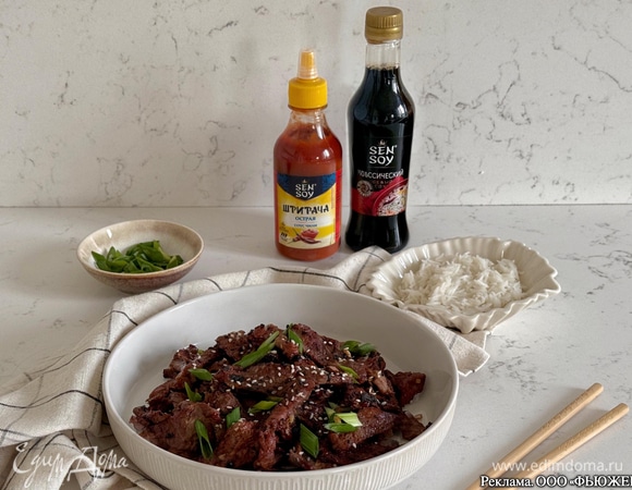 Переложите пулькоги на тарелку, украсьте зеленым луком и подавайте к столу.