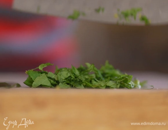 Листья мяты мелко порубить (немного оставить целыми).