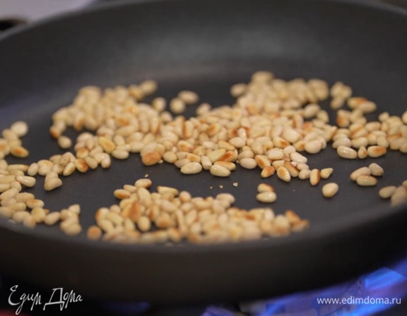 Кедровые орехи подсушить на разогретой сковороде.