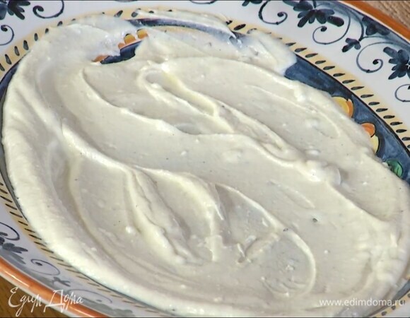 К йогурту влить 2 ст. ложки оливкового масла и оставшийся сок лимона, добавить тахини, все посолить, поперчить, перемешать и равномерно выложить на тарелку.