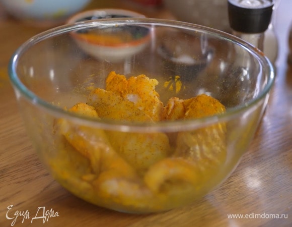 Замариновать рыбу, добавив к ней гарам масалу, куркуму и паприку. Все посолить, поперчить, перемешать и дать постоять.