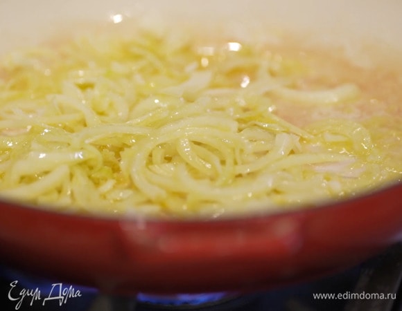 Разогреть в сковороде растительное масло и обжарить лук с имбирем до прозрачности.