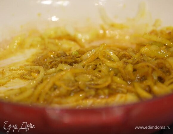 Чеснок почистить, мелко порубить, добавить в сковороду и все перемешать, затем всыпать гарам масалу и куркуму, посолить и еще раз перемешать.