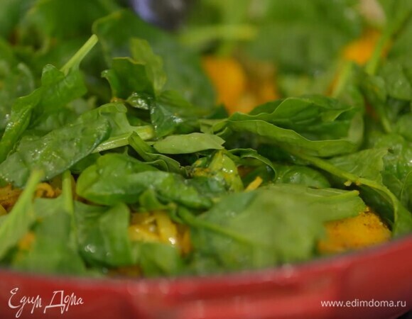 Выложить треску в сковороду, сверху разложить шпинат, накрыть крышкой и подержать пару минут на маленьком огне.