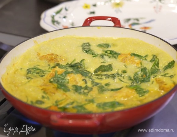 Влить к треске кокосовое молоко, посолить, накрыть крышкой и готовить 4 минуты. Затем снять крышку и немного уварить соус.