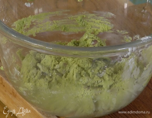 Муку просеять, добавить разрыхлитель, соль и соединить со сливочной смесью, затем всыпать шоколадные пуговицы (немного отложить) и вымешать тесто.