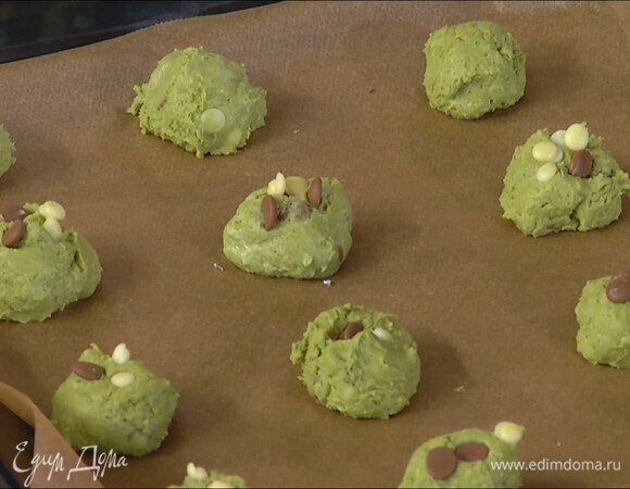 Влажными руками сформировать из теста небольшие шарики и выложить на выстеленный бумагой для выпечки противень. В каждый шарик воткнуть шоколадные пуговицы и отправить противень в холодильник на 2 часа.