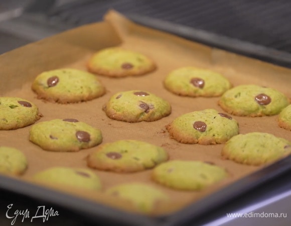 Охлажденное печенье примять руками в лепешки и выпекать в разогретой духовке 13–15 минут.