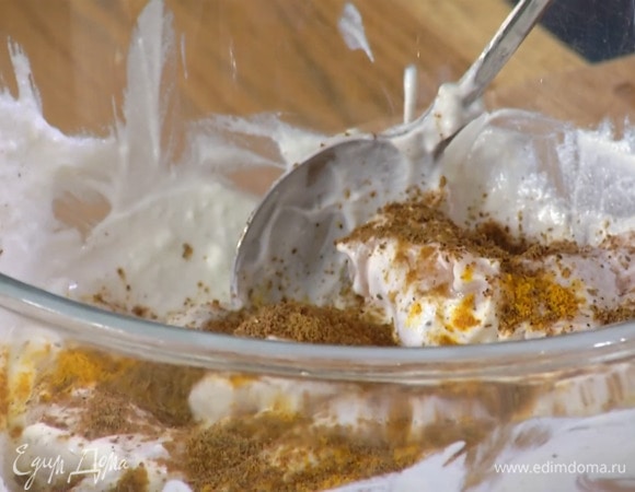 Куриные грудки нарезать длинными полосками, выложить в миску, добавить йогурт, зиру, кориандр, карри, гарам масалу, все посолить, перемешать и дать постоять 2‒3 часа при комнатной температуре.