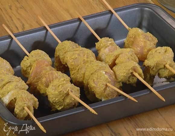 На вымоченные шпажки гармошкой нанизать полоски мяса и поместить их на края формы для выпечки так, чтобы мясо не соприкасалось с формой.