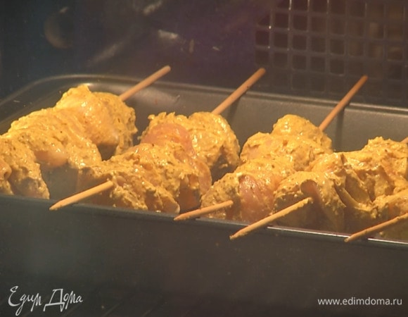 Запекать шашлычки в духовке под разогретым грилем, периодически переворачивая шпажки, 12‒15 минут.
