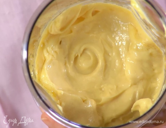 Приготовить майонез: в стакане для взбивания соединить перепелиные желтки, горчицу, соль и взбивать погружным блендером, тонкой струйкой вливая оба вида оливкового масла, затем добавить сок лимона, уксус и еще немного взбить.