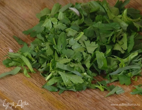 Всю зелень порезать не слишком мелко.