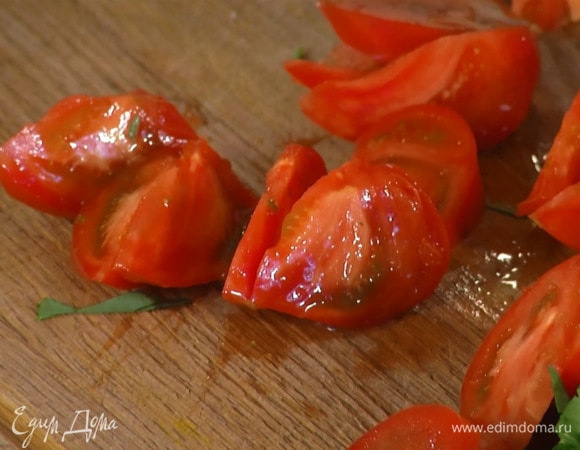Помидоры нарезать дольками.