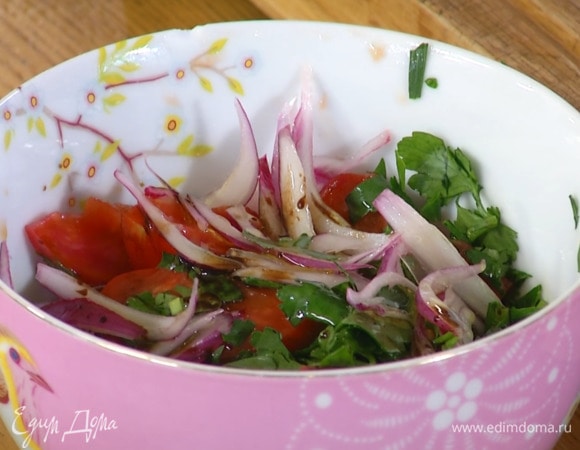 В пиалу выложить помидоры, лук, зелень, полить оливковым маслом Extra Virgin, сбрызнуть бальзамическим уксусом, посолить, поперчить и перемешать.