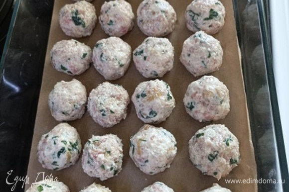 Для мясных шариков соединить все ингредиенты с любимым фаршем по выбору. Сформировать шарики и выложить в форму для выпечки. Запекать 25–30 минут при 220°C.