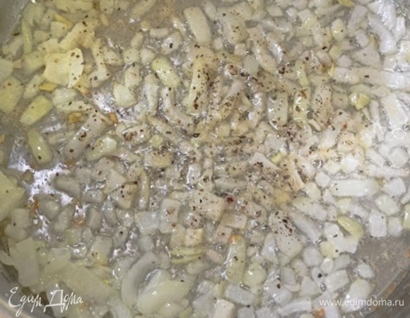 Разогрейте масло в кастрюле с толстым дном, в которой собираетесь готовить суп. Выложите мелко нарезанный лук, соль, перец и чеснок. Готовьте помешивая на среднем огне минут 5, до прозрачности.