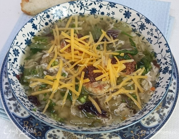 Теперь добавьте нарезанный салат радиччио и готовые мясные шарики. Перемешайте, доведите до кипения, выключите нагрев и оставьте настаиваться минут 10–15. При подаче в каждую тарелку насыпьте натертый сыр пармезан или чеддер. Приятного аппетита и хорошего настроения!