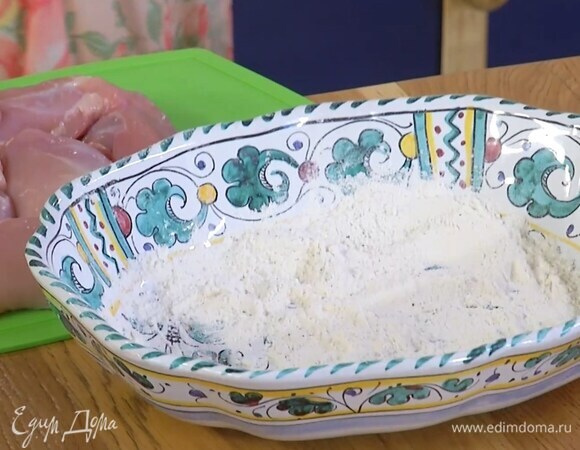 Муку перемешать с перцем и солью и обвалять в ней куриные бедра.