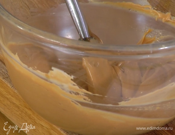 Половину сгущенки растереть лопаткой с маскарпоне, так чтобы не осталось комочков, затем добавить оставшуюся сгущенку и все перемешать.