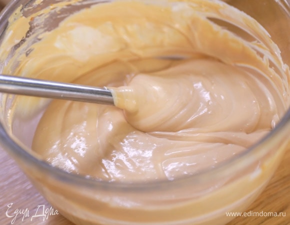 В два приема ввести взбитые сливки в сгущенку с маскарпоне и вымешать венчиком.