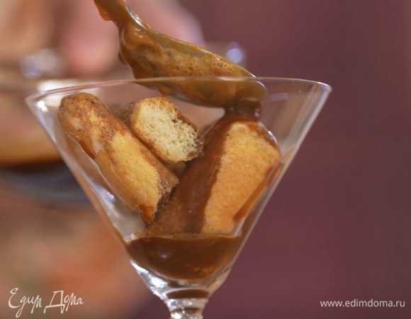 Печенье разломить пополам, выложить в прозрачную креманку или чашку, пропитать кофе, сверху выложить сливочный крем.