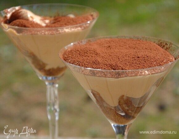 Отправить десерт в холодильник на 40 минут, затем посыпать через сито какао.