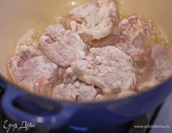 Разогреть в глубоком тяжелом сотейнике сливочное и растительное масло и обжарить курицу с одной стороны.