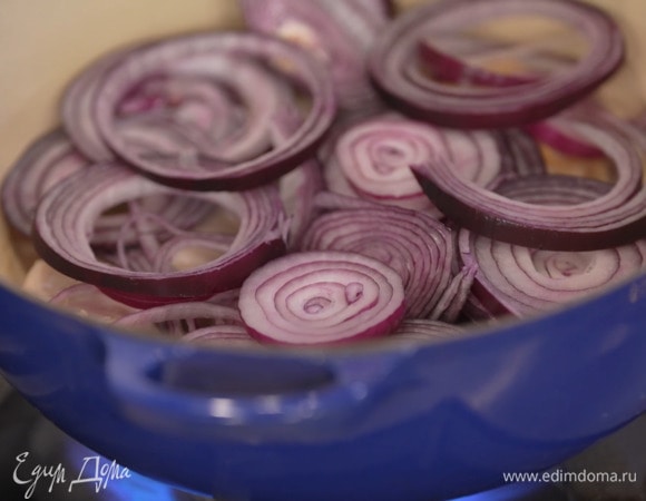 Красный лук почистить, нарезать кольцами и выложить сверху на бедра, предварительно перевернув их.