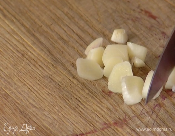 Чеснок почистить, крупно нарезать и добавить к луку, все слегка посолить.